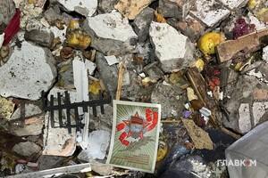 На згарищі зруйнованого ракетою київського будинку волонтери натрапили на дивну знахідку
