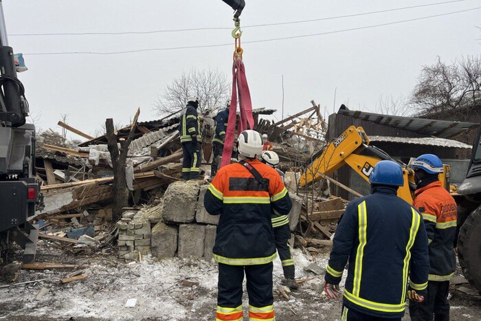 Рятувальники дістали з-під завалів на Харківщині тіло жінки (відео)