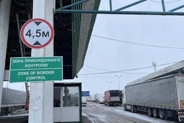 Попри припинення блокади біля КПП «Медика-Шегині» є черги з вантажівок