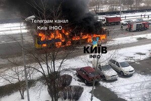 У Києві під час руху спалахнув тролейбус (відео)