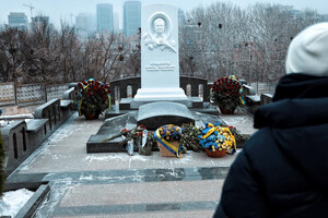 На могилі президента Кравчука у Києві з'явився меморіал (фото)