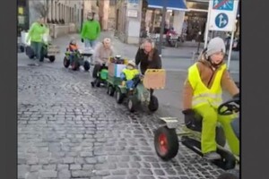 На іграшкових тракторах: протест фермерів у Німеччині отримав неочікуване продовження (відео)