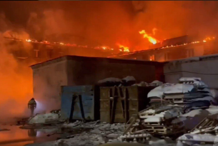 У Підмосковʼї спалахнула масштабна пожежа на полімерному заводі