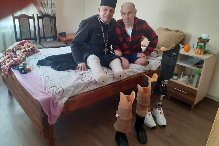 Священник, який уже 22 роки живе без ніг, підтримав військового на протезах