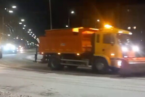На дороги вийшло майже 300 одиниць снігоприбиральної техніки «Київавтодору» 