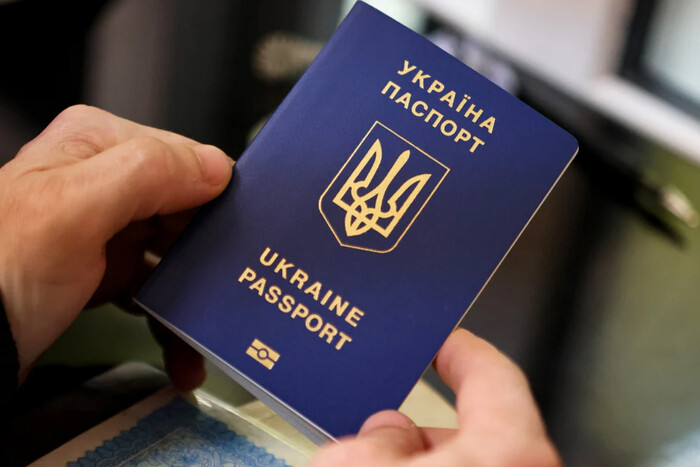 Скільки паспортів українці оформили за кордоном у 2023 році: шокуючі цифри