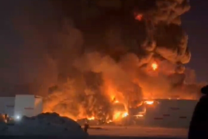 У Санкт-Петербурзі палають склади: вогонь охопив величезну територію (відео)