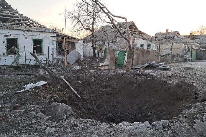 Окупанти вдарили по Бериславу, поранено людину (фото наслідків)