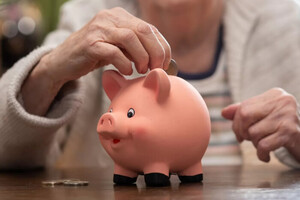 Какие выплаты получают работающие пенсионеры: Пенсионный фонд обновил данные