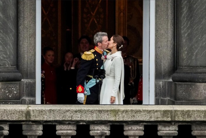 Данія отримала нового монарха: фото церемонії та поцілунку з королевою 