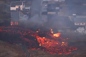 В Ісландії після виверження вулкана лава досягла міста, почалися пожежі