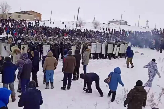 Поліція б'є кийками протестувальників. Жорстоке відео із Башкортостану 