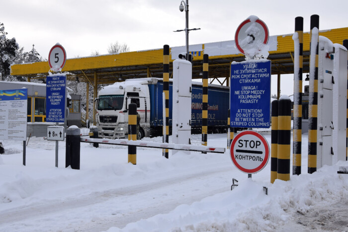 Польща пояснила, коли зникнуть черги вантажівок на кордоні з Україною