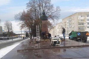 На Дніпропетровщині демонтовано бюст натхненника зросійщення України 