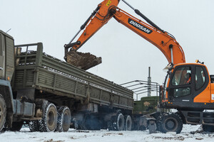 Тернопільська міськрада передала допомогу військовій частині – віддали стару бруківку