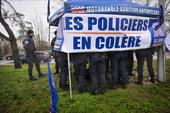 Французькі поліцейські вийшли на протести через Олімпійські ігри