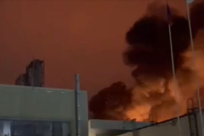 У Брянській області горить нафтобаза: росіяни заявляють про атаку безпілотників (відео)