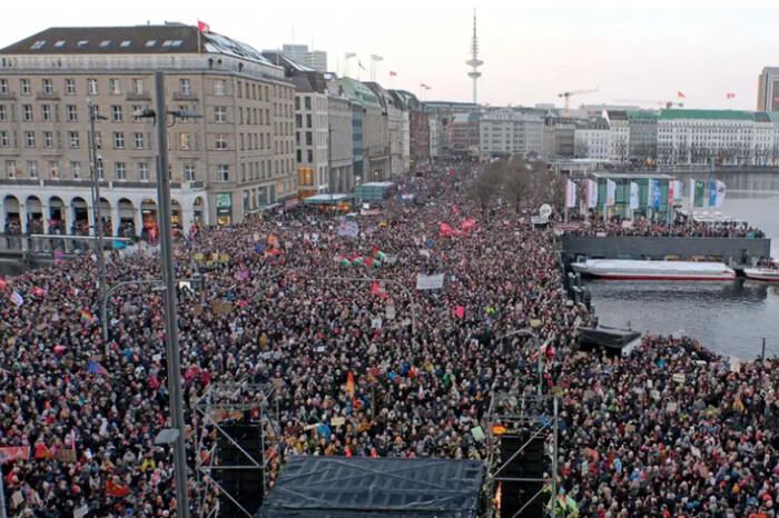 На акції протесту в Німеччині виходять десятки тисяч людей