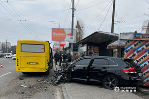 Смертельна ДТП у Києві: автівка влетіла в зупинку (фото, відео)