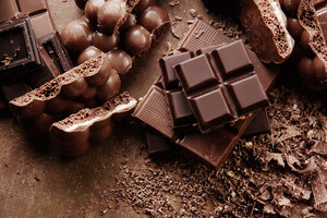 Шоколад може викликати мігрень. Він містить кофеїн і бета-фенілетиламін, який є причиною болю