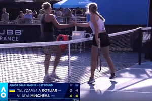 Українська тенісистка потиснула руку росіянці на турнірі Australian Open (відео)