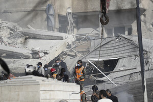 Служби екстреної допомоги працюють на території будівлі в Дамаску, по якій вдарив ЦАХАЛ