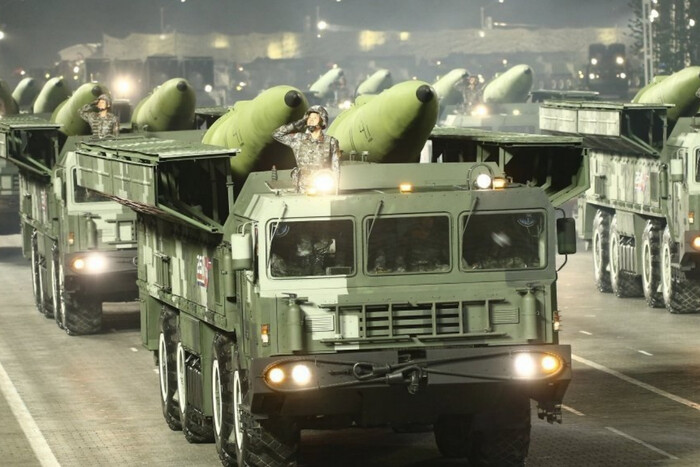 Мільйон артснарядів та балістичні ракети: Путін випрошує у Кім Чен Ина більше зброї