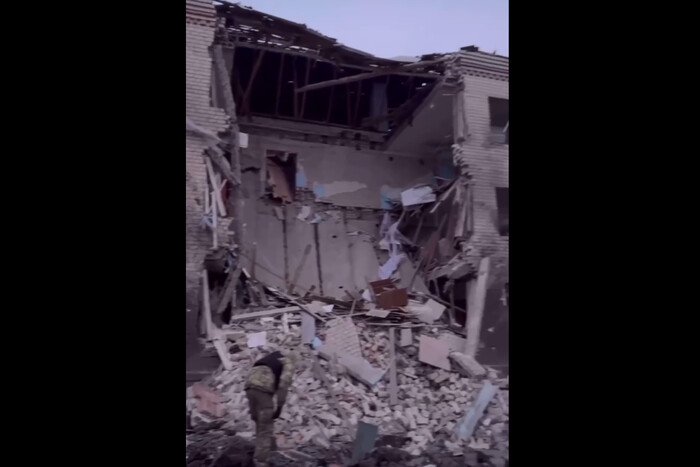 Удар по Харкову: зруйновано під'їзд будинку, людей шукають під завалами