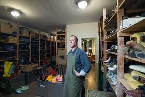 Майстер-швець взуття Сергій працює в костюмерному цеху Театру Франка