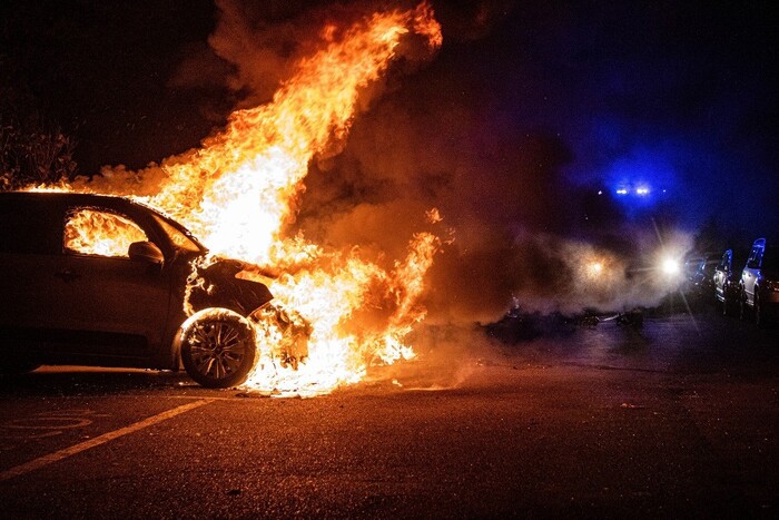 Ракетний удар по Києву: у столиці палають автівки