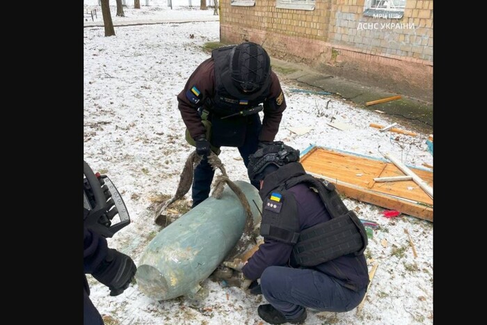 Сапери ДСНС ліквідовують бойову частину ракети в Києві (фото)
