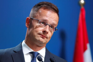 У тексті записки вказано, що Сійярто чекає «вибуховий прийом» в Ужгороді