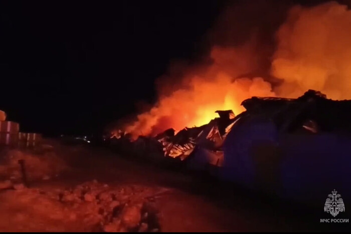 У Челябінській області РФ спалахнула масштабна пожежа на меблевій фабриці