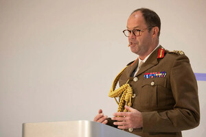 Генерал сер Патрік виступить з промовою на Міжнародній виставці бронетехніки у Твікенгемі