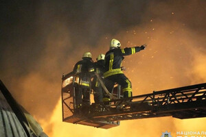 Рятувальники гасять пожежі, які спалахнули на місцях уражень