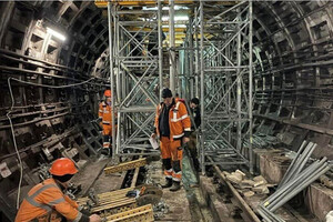 Наразі ставляться стіни для укріплення, після чого будуть розривати тунель і тоді київський метрополітен з'ясує, що відбувається ззовні