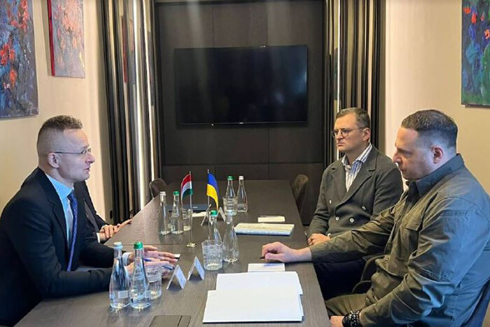 Кулеба і Єрмак розпочали переговори із головою МЗС Угорщини: деталі 