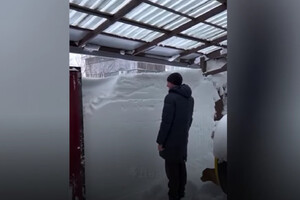 Російський Сахалін накрив потужний циклон: кучугури снігу сягають дахів