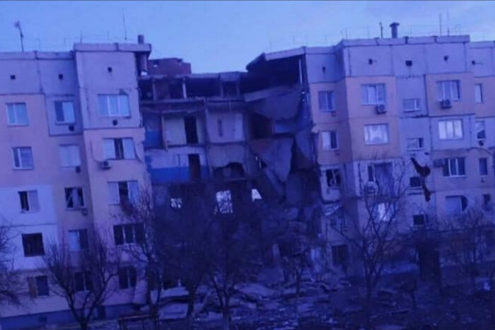 Авіаудар по Бериславу: внаслідок атаки обвалилася багатоповерхівка (фото)