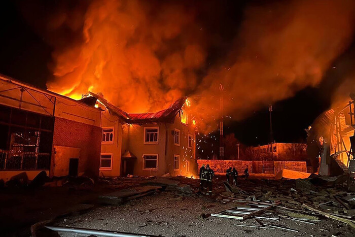На Київщині через падіння уламків сталася пожежа на території підприємства (фото)