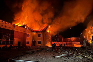 На Київщині через падіння уламків сталася пожежа на території підприємства (фото)