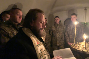 Капелани ПЦУ провели молебень в Лаврі за перемогу України (фото)