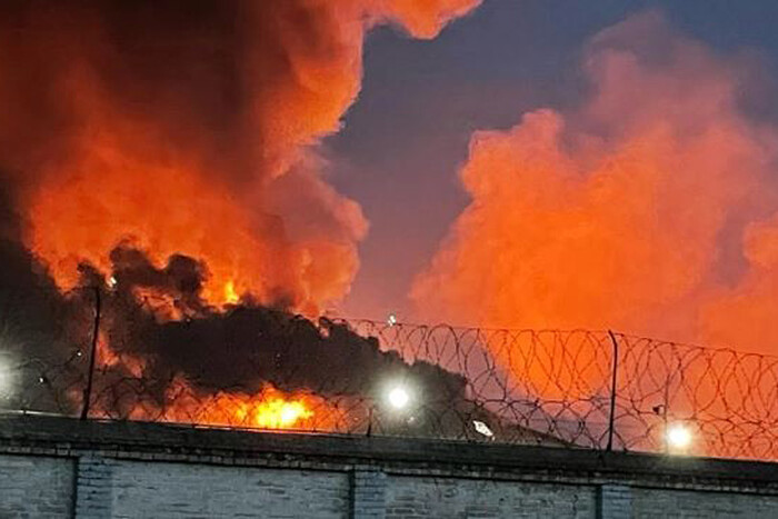 У Росії спалахнула масштабна пожежа на території тюрми 