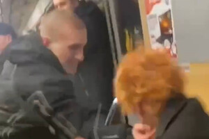За зовнішній вигляд? У київському метро чоловік побив хлопця на очах у людей (відео)