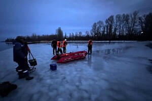 Були за кілометр від берега: на Дніпропетровщині рятувальники визволили з крижаної пастки рибалок