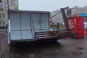 У Києві вітер зніс зупинку громадського транспорту (фото)