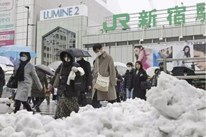 Люди без світла, транспорт ледь працює: потужні снігопади паралізували життя у Токіо 