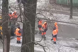 Киевские коммунальщики стелили асфальт под снегом (видео)