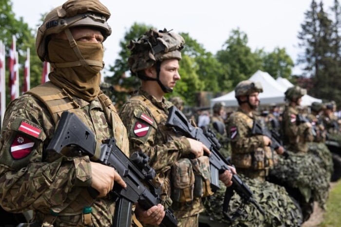 Одна з країн НАТО повертає обов'язкову військову службу через загрози з боку Росії