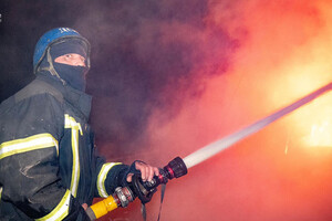 Спалахнула пожежа на площі 300 кв м